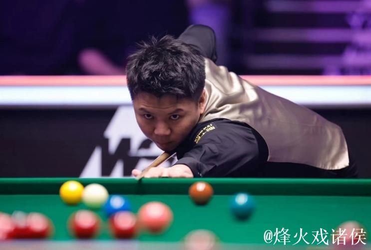 苏格兰公开赛四强战，周跃龙稳扎稳打不轻敌，韦克林激进快攻敢拼敢输；打法南辕北辙，谁能掌控节奏笑到最后